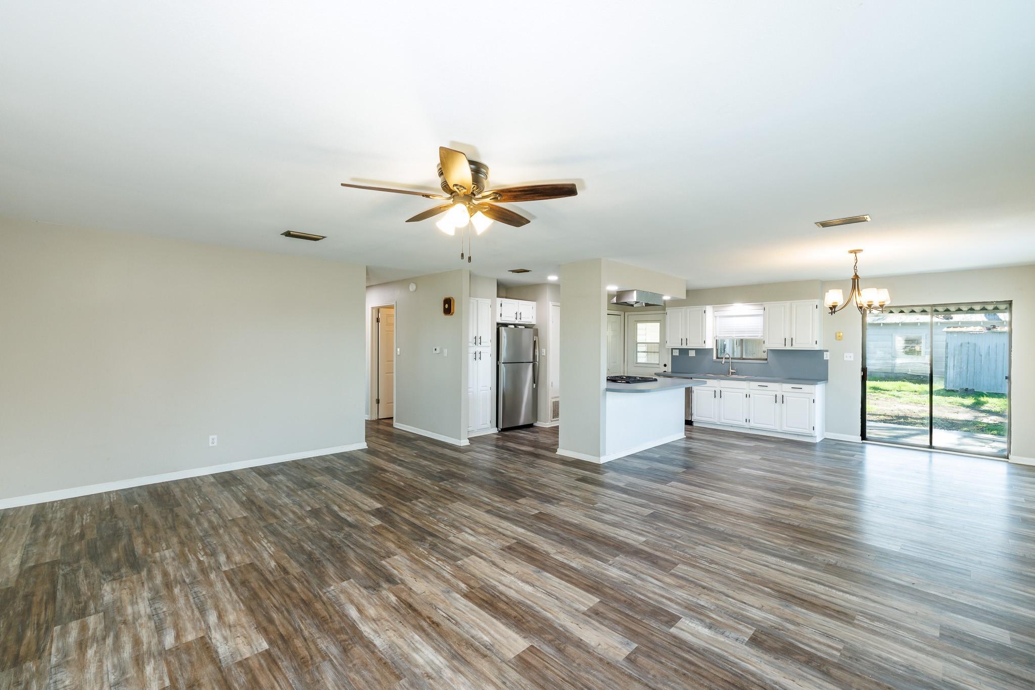 218 W 6th St, Shiner, TX 77984