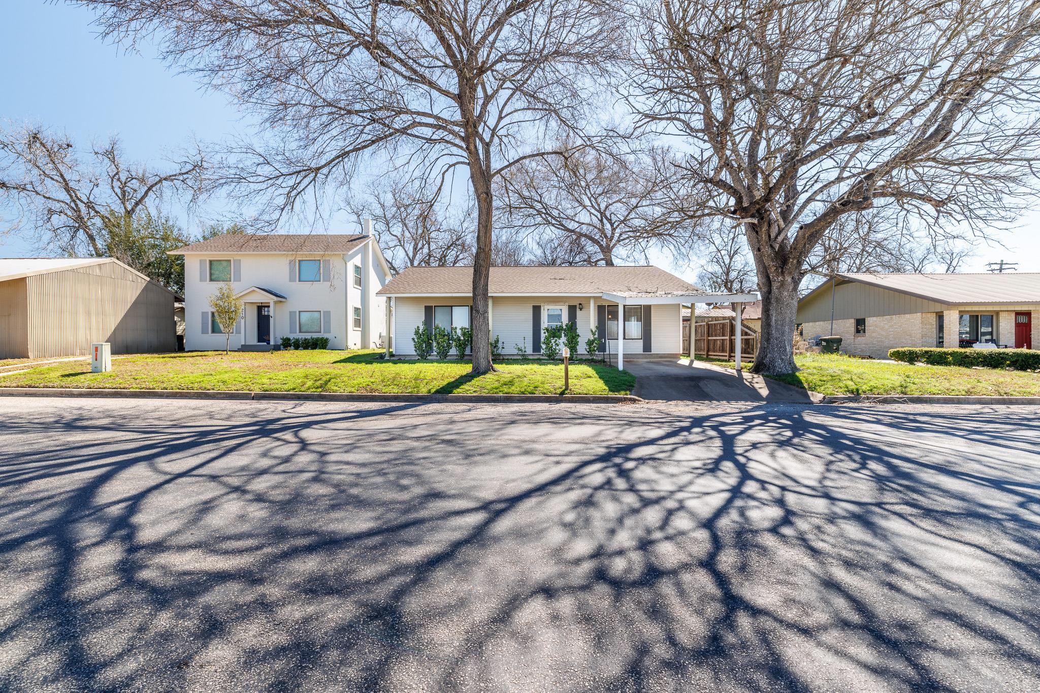 218 W 6th St, Shiner, TX 77984