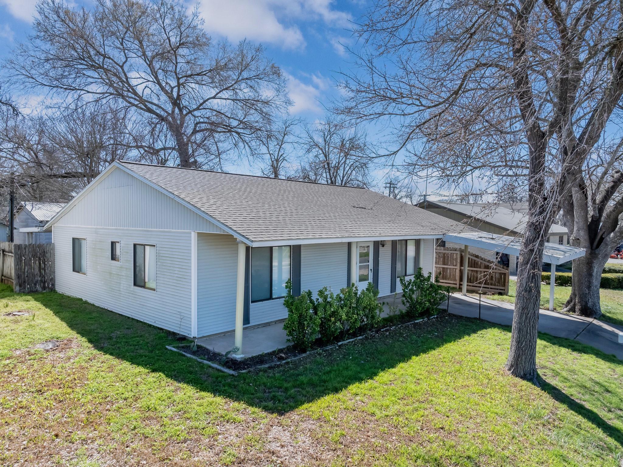 218 W 6th St, Shiner, TX 77984