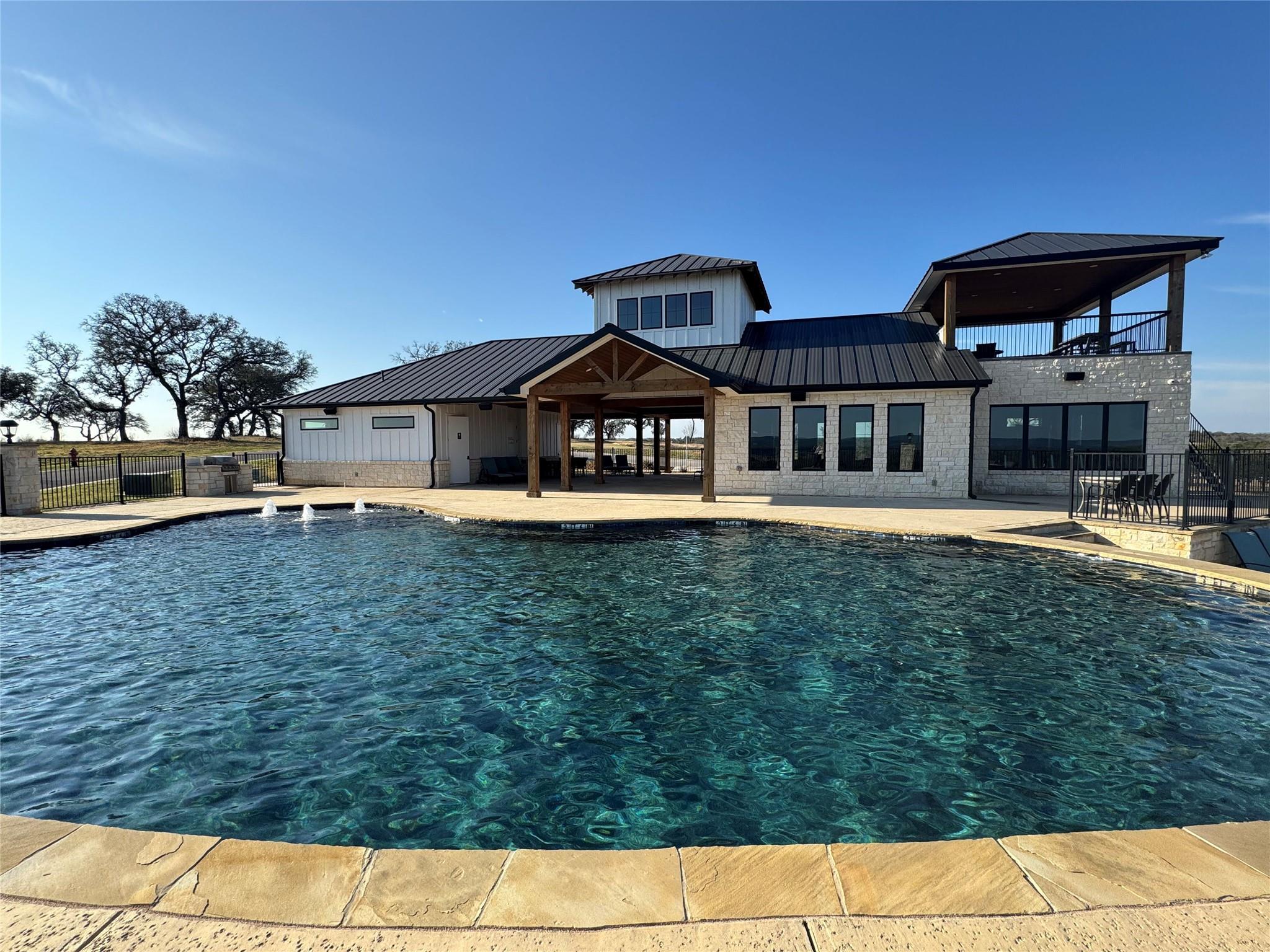 41 Hawthorne Ln, Spicewood, TX 78669