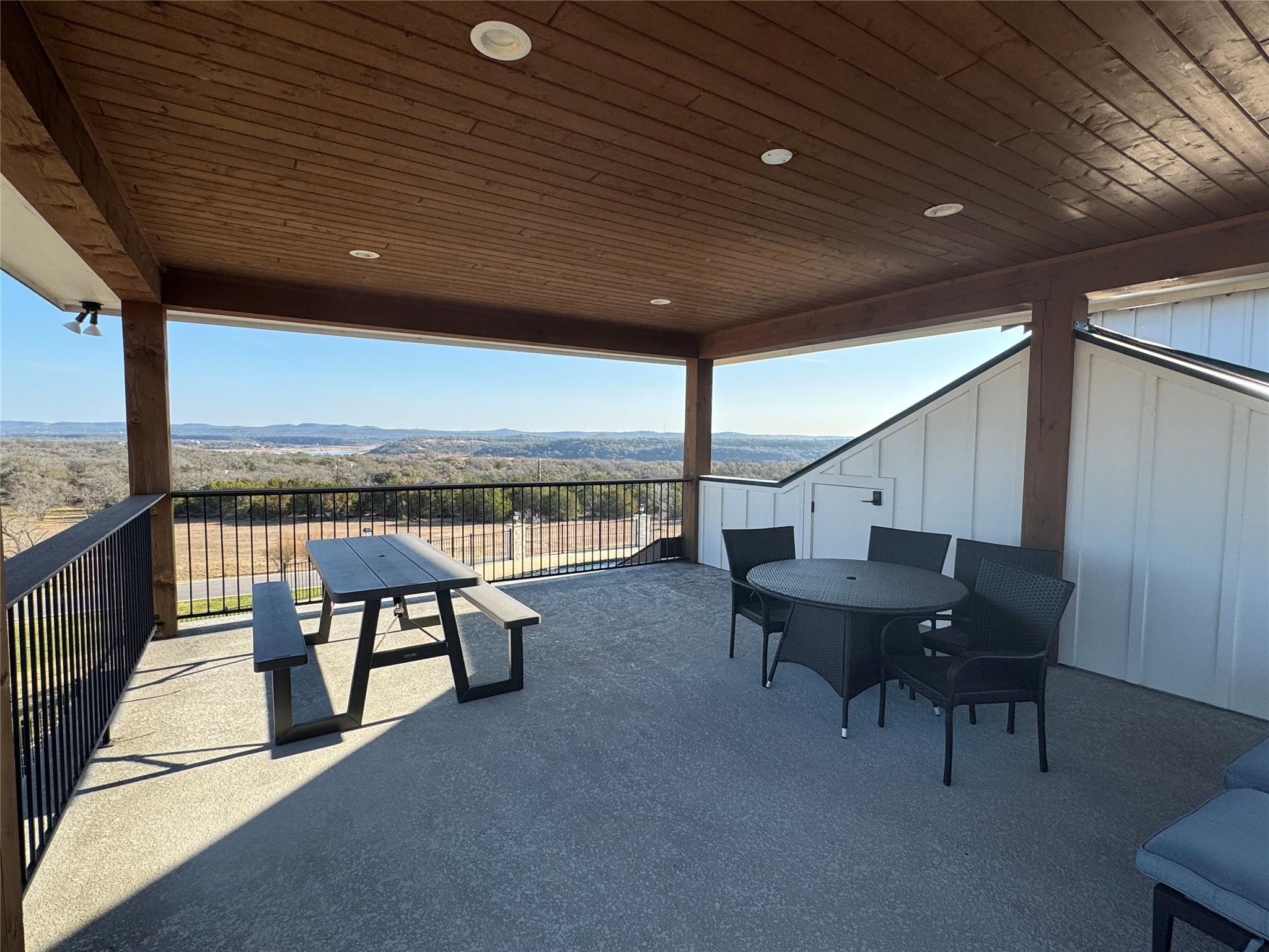 41 Hawthorne Ln, Spicewood, TX 78669