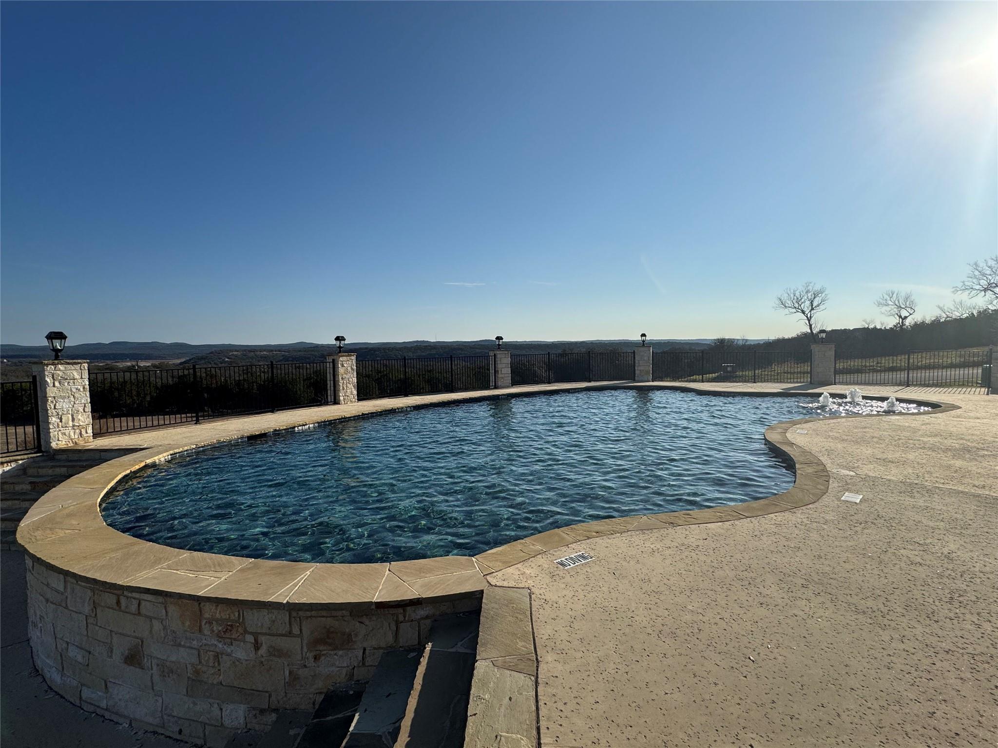 41 Hawthorne Ln, Spicewood, TX 78669