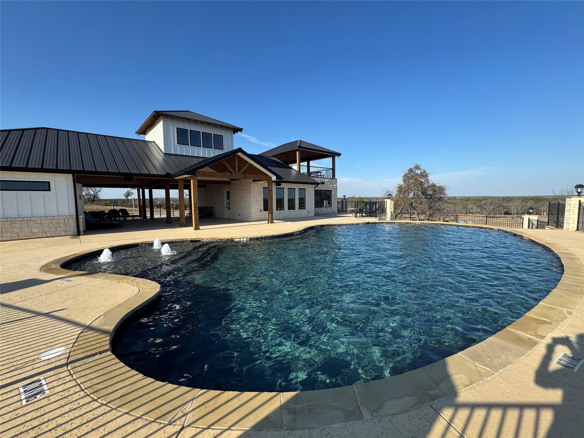 41 Hawthorne Ln, Spicewood, TX 78669