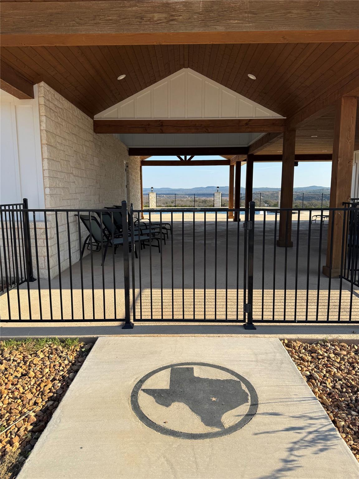 41 Hawthorne Ln, Spicewood, TX 78669