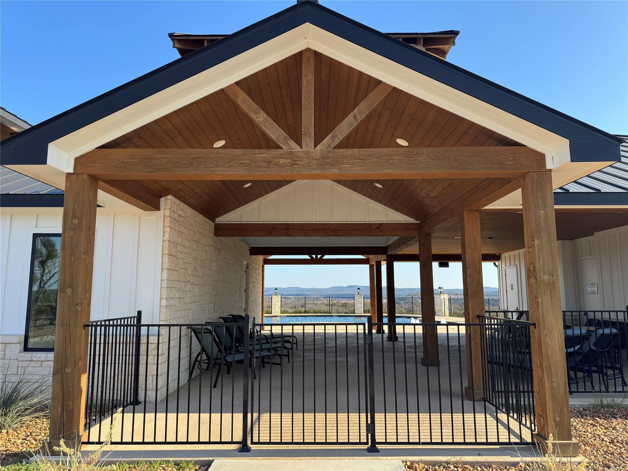 41 Hawthorne Ln, Spicewood, TX 78669