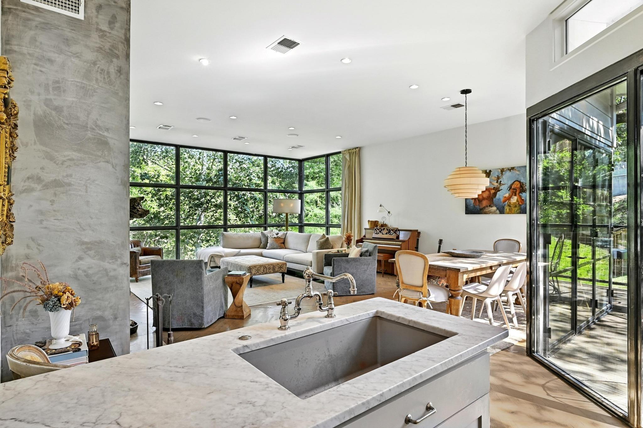 1700 S 6th St, Austin, TX 78704