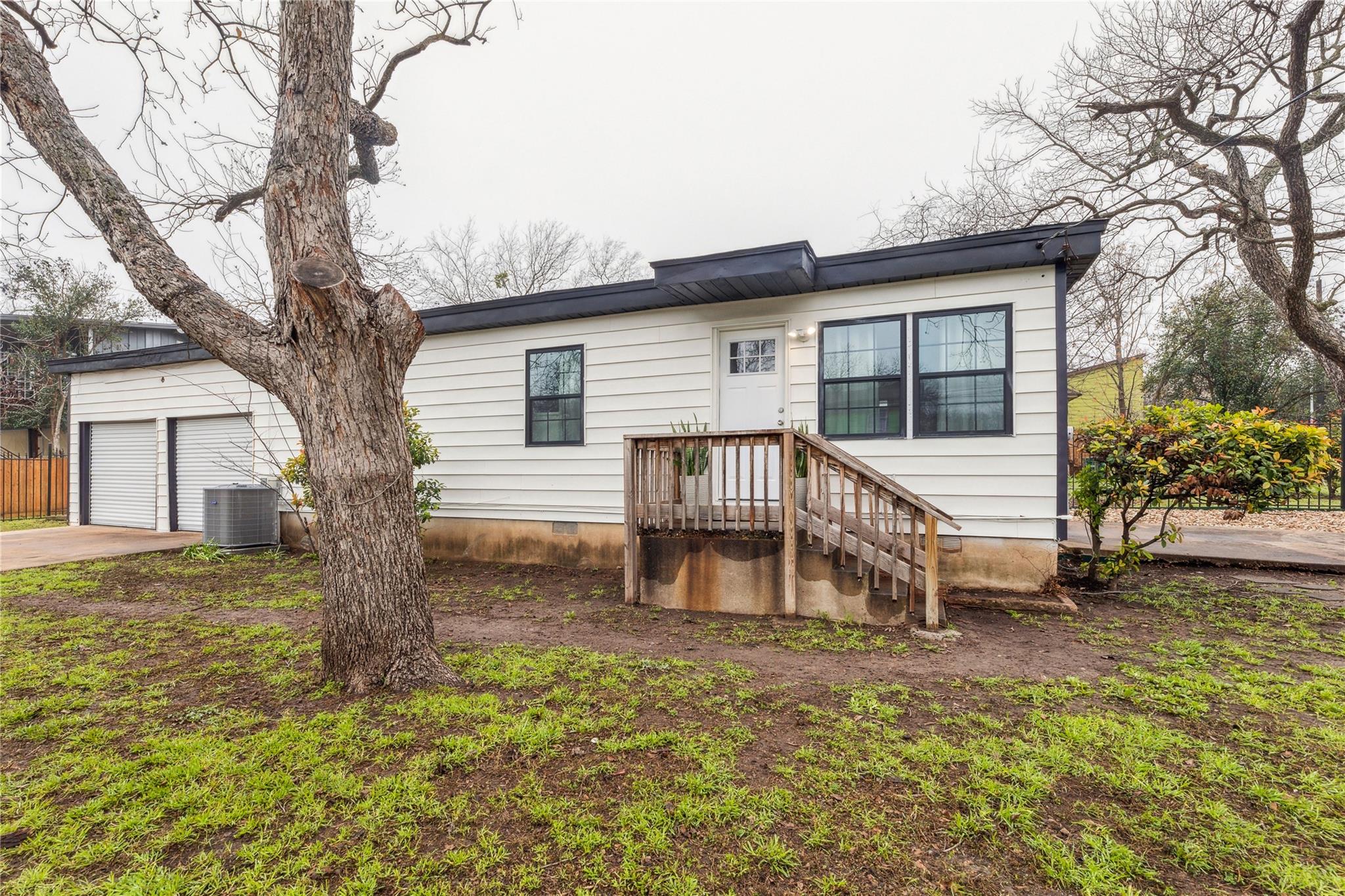 2105 E 17th St, Austin, TX 78702