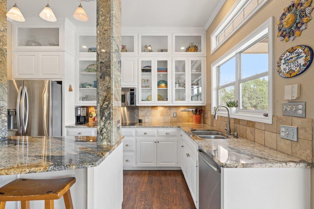 911 Oak Meadow Dr, Dripping Springs, TX 78620