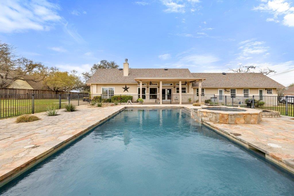 911 Oak Meadow Dr, Dripping Springs, TX 78620