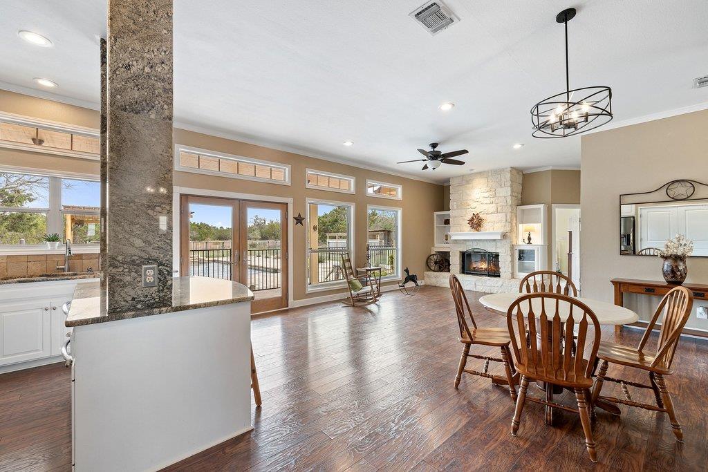 911 Oak Meadow Dr, Dripping Springs, TX 78620