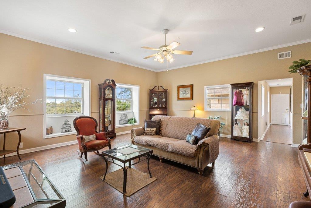 911 Oak Meadow Dr, Dripping Springs, TX 78620