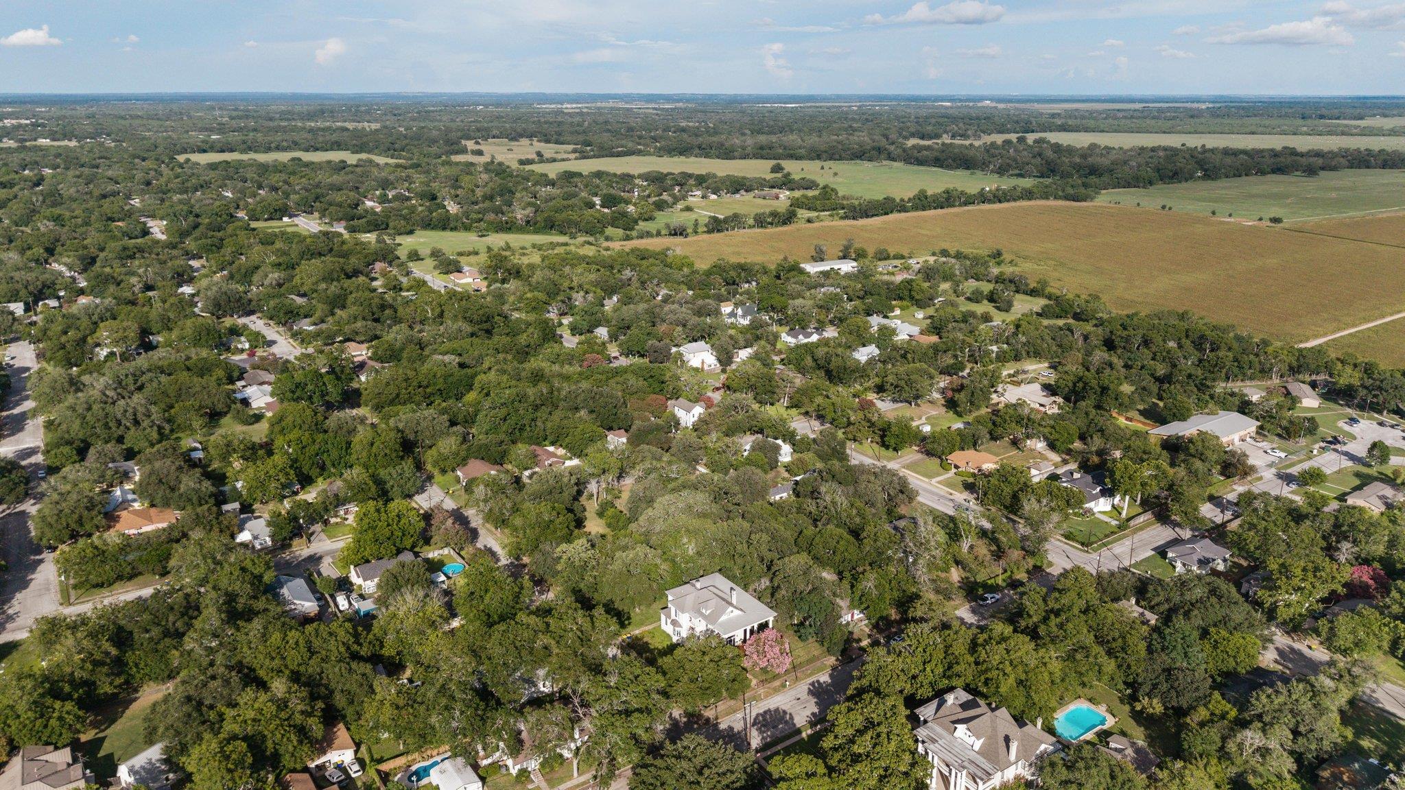 124 N Hamilton St, Gonzales, TX 78629