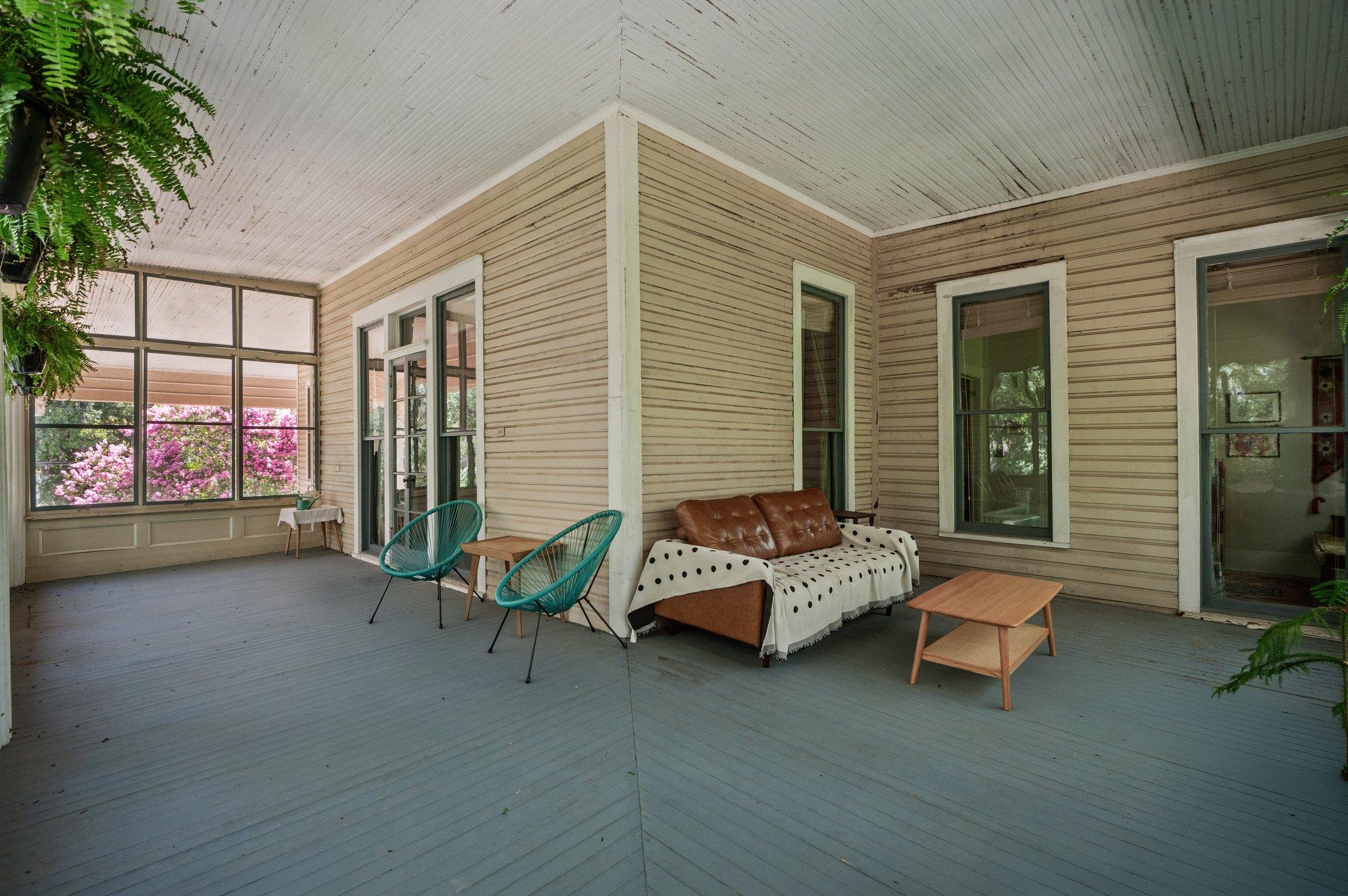 124 N Hamilton St, Gonzales, TX 78629