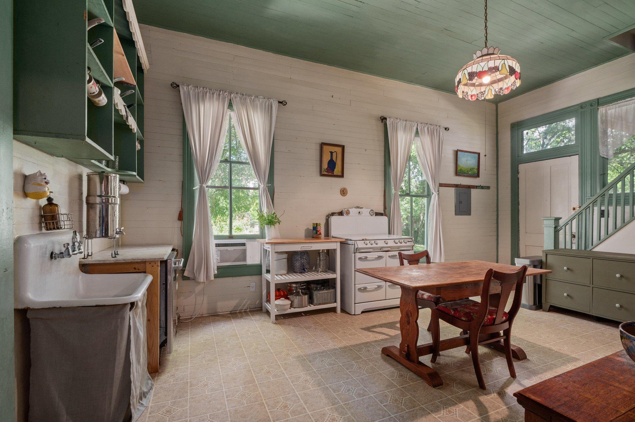 124 N Hamilton St, Gonzales, TX 78629