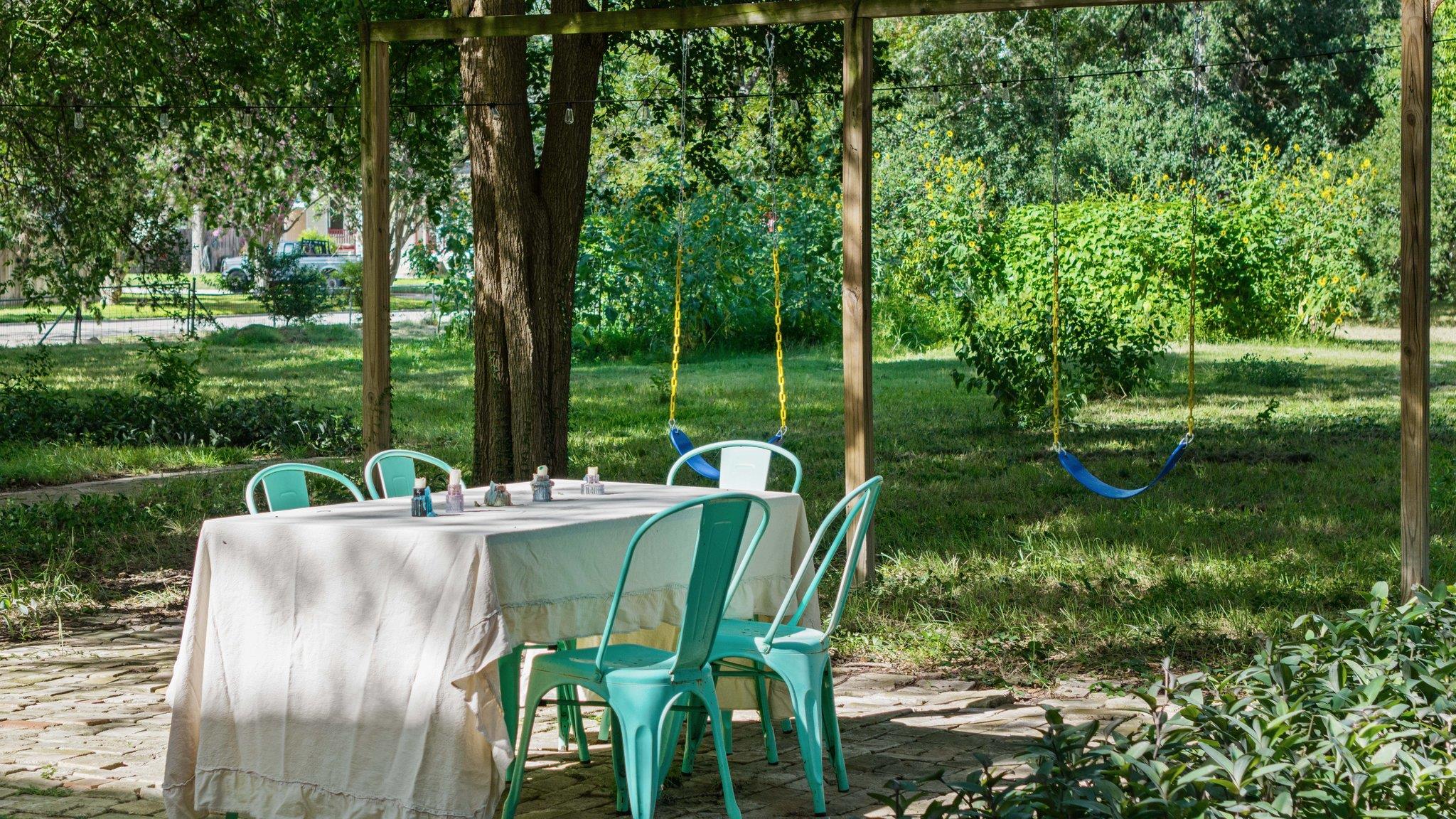 124 N Hamilton St, Gonzales, TX 78629