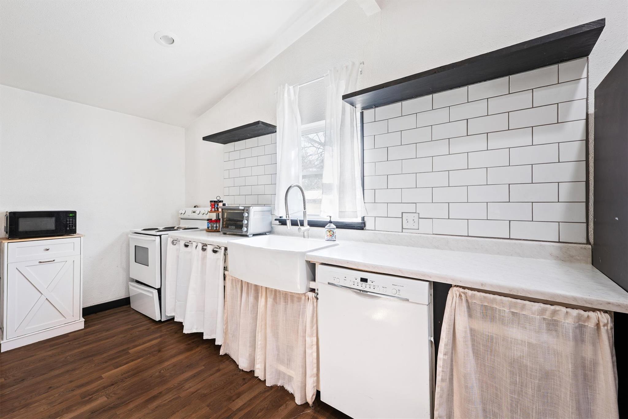 110 Lakewood Dr, Burnet, TX 78611