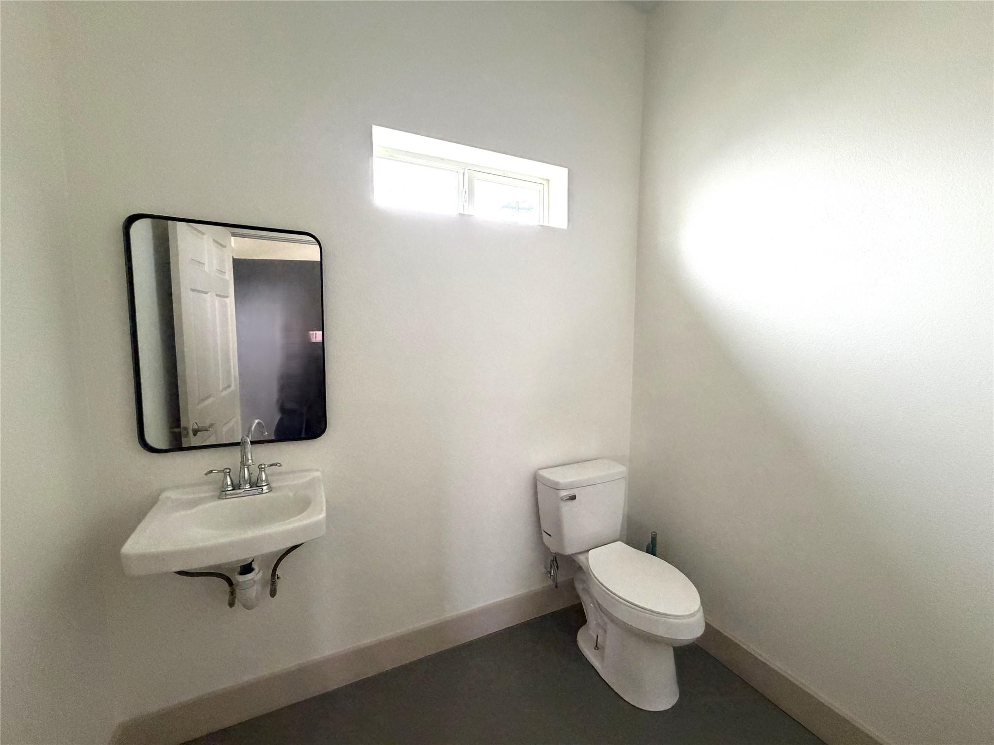 1541 E Pierce St, Luling, TX 78648