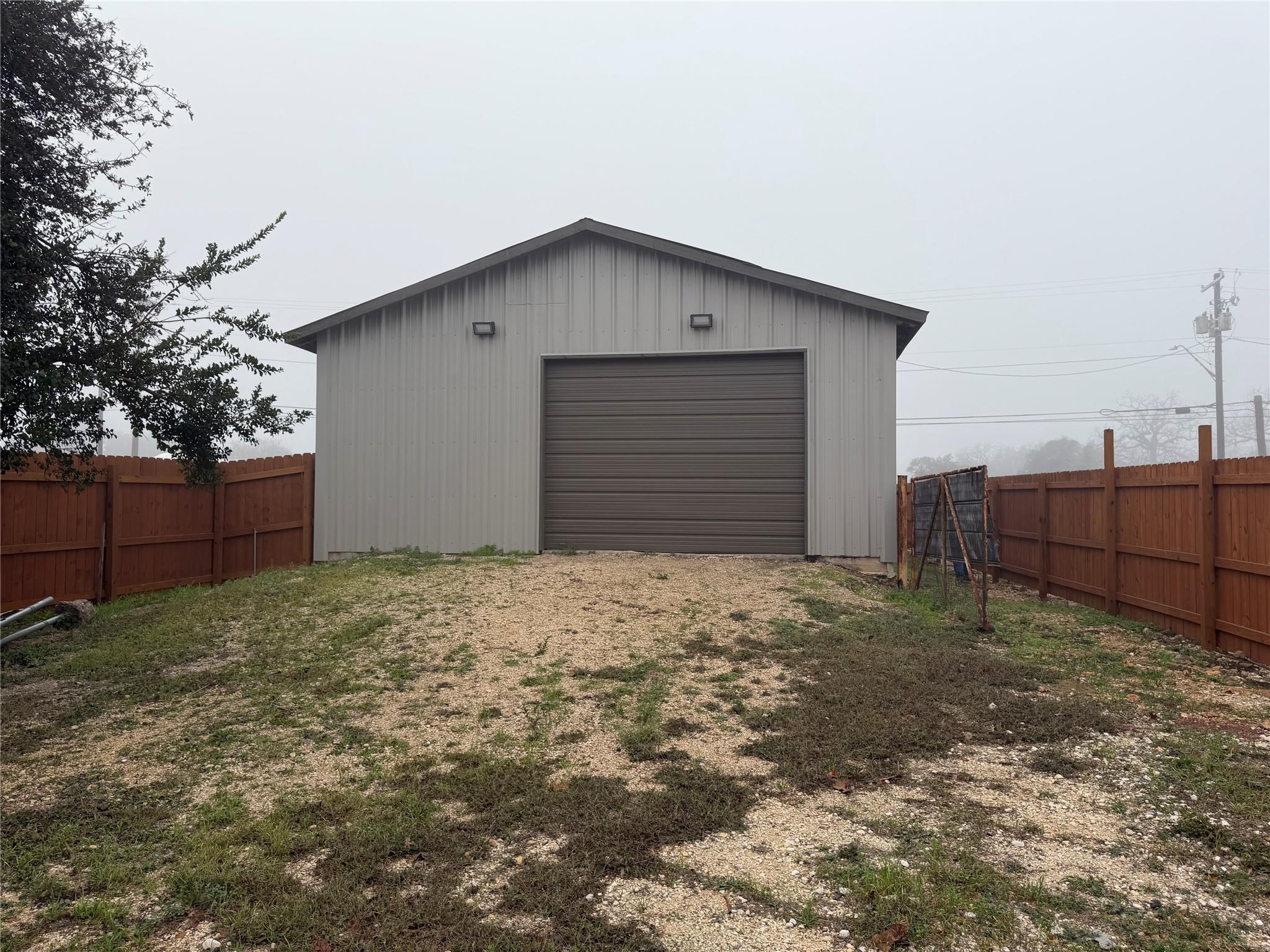 1541 E Pierce St, Luling, TX 78648