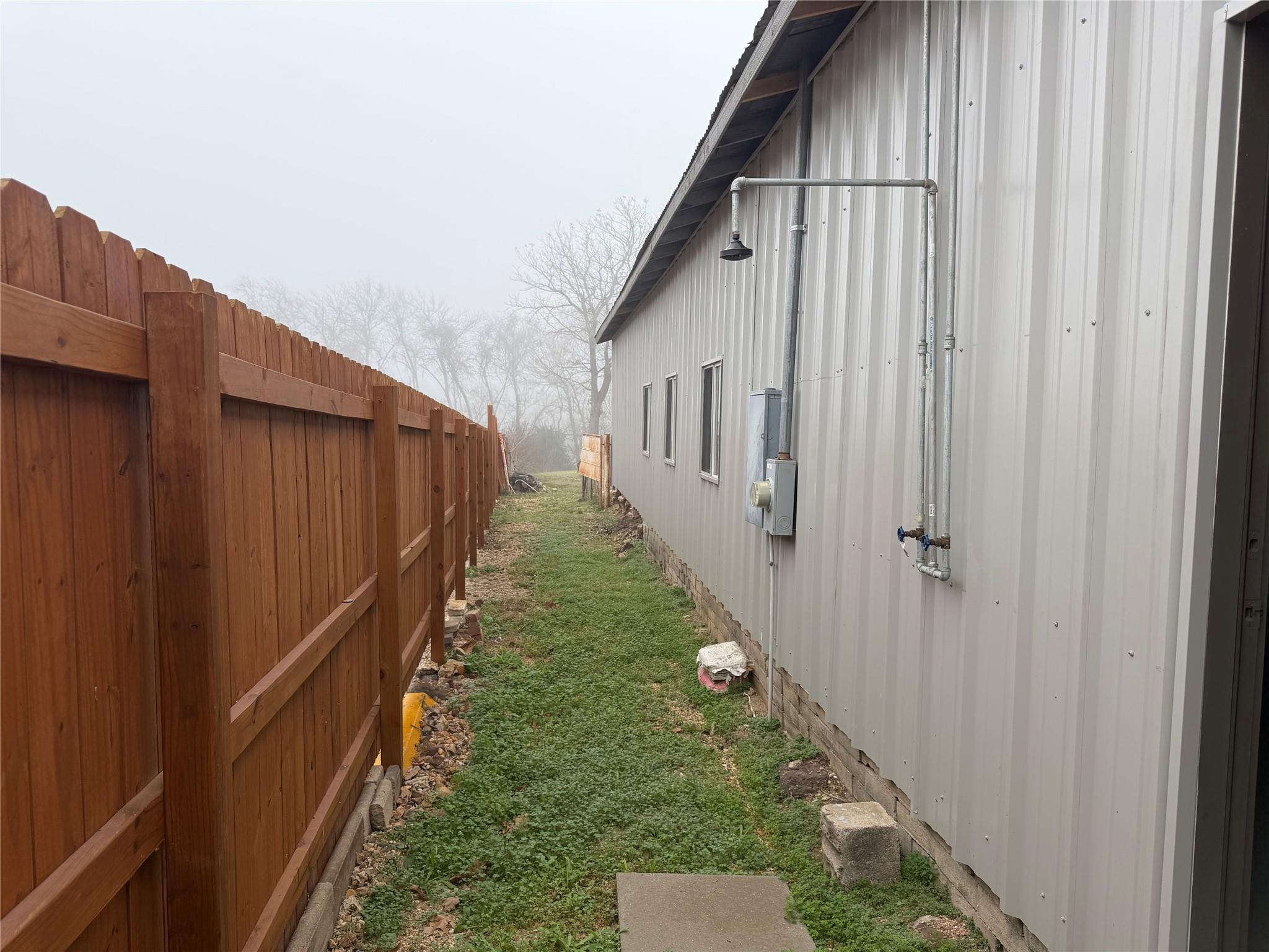 1541 E Pierce St, Luling, TX 78648