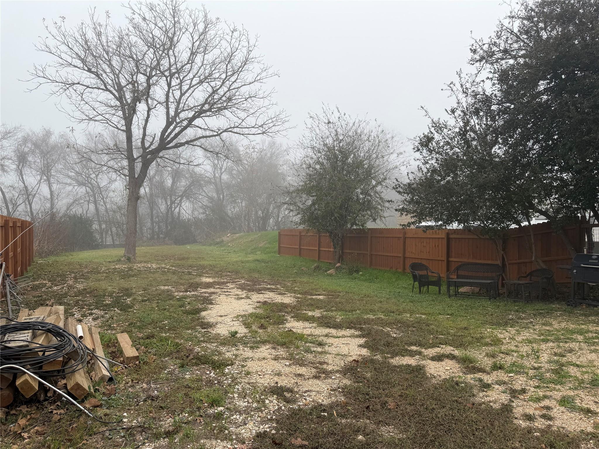 1541 E Pierce St, Luling, TX 78648