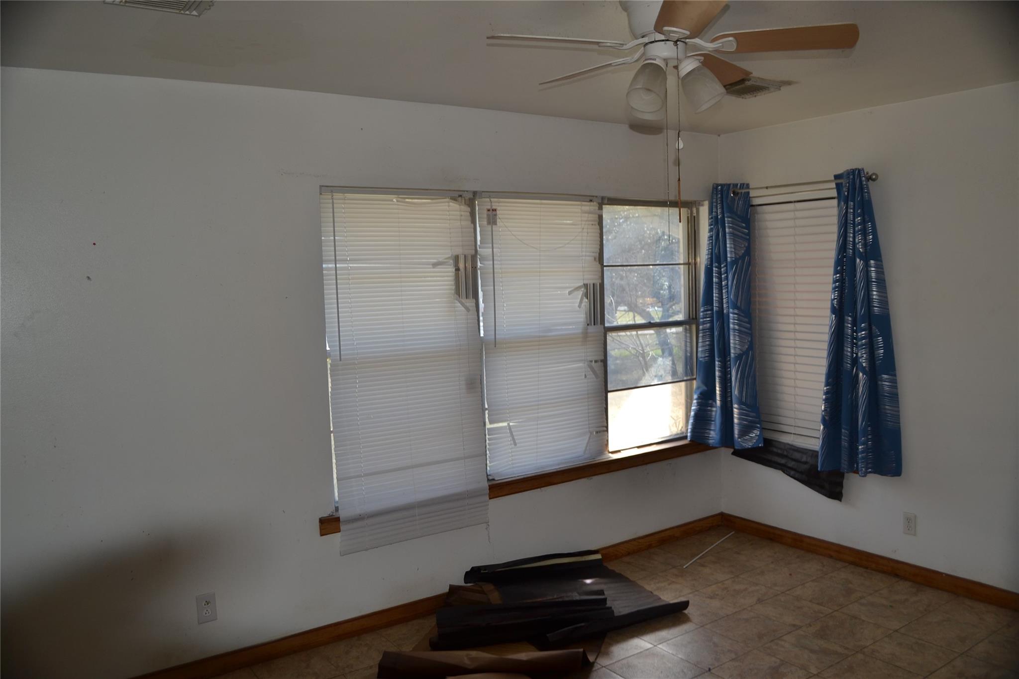 1502 Sherrard St, Burnet, TX 78611