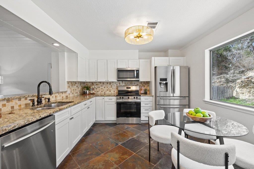 411 Lakeway Dr, Lakeway, TX 78734