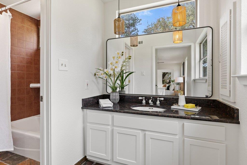 411 Lakeway Dr, Lakeway, TX 78734