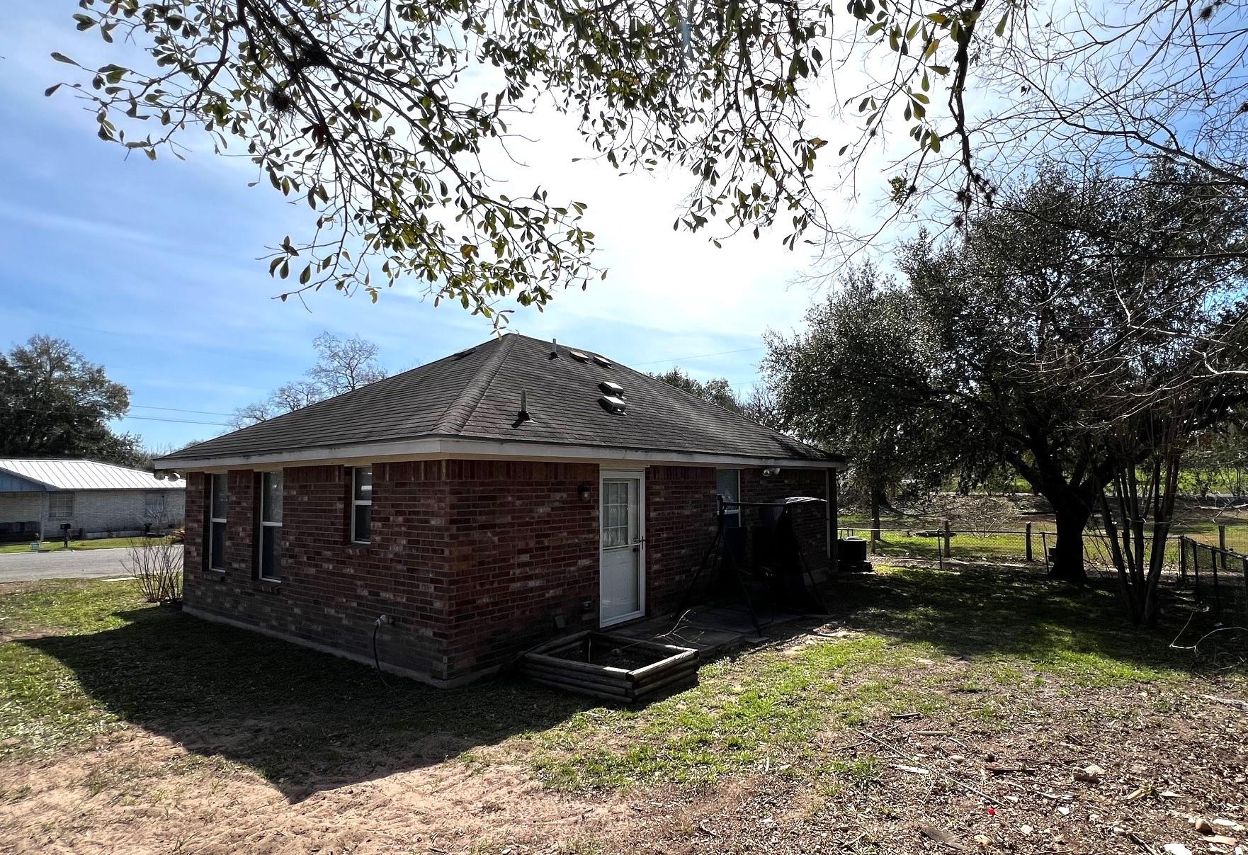 833 E Camp St, La Grange, TX 78945