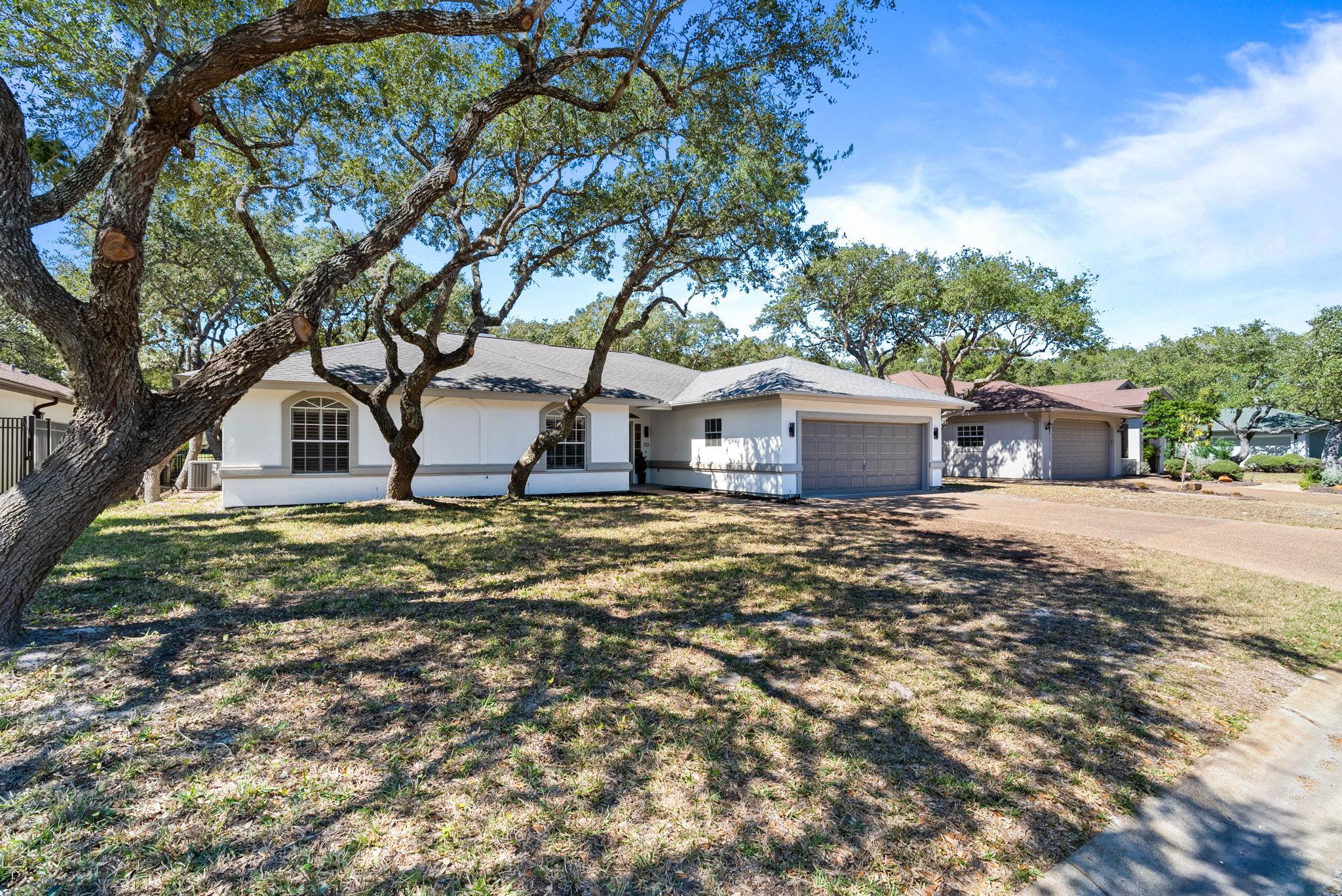 113 Royal Oaks Dr, Rockport, TX 78382