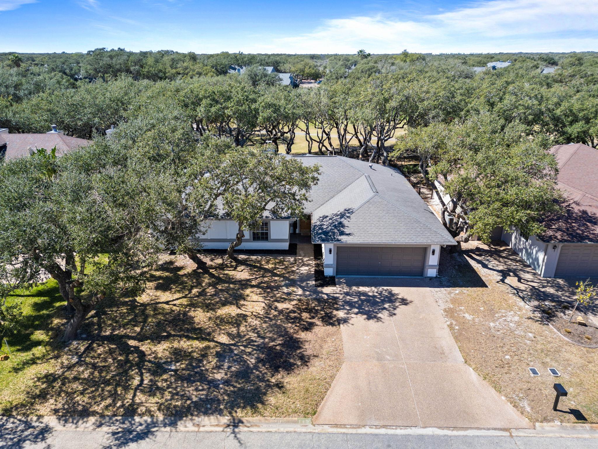 113 Royal Oaks Dr, Rockport, TX 78382