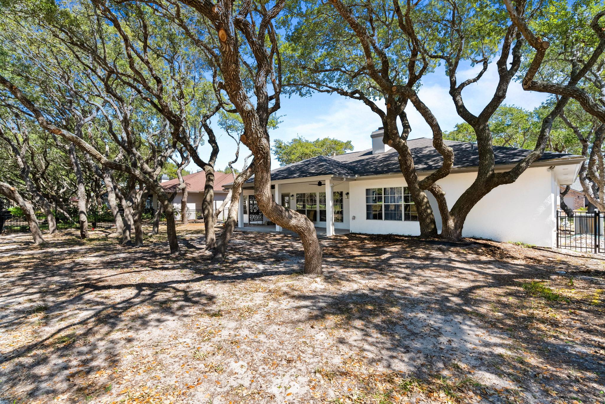 113 Royal Oaks Dr, Rockport, TX 78382