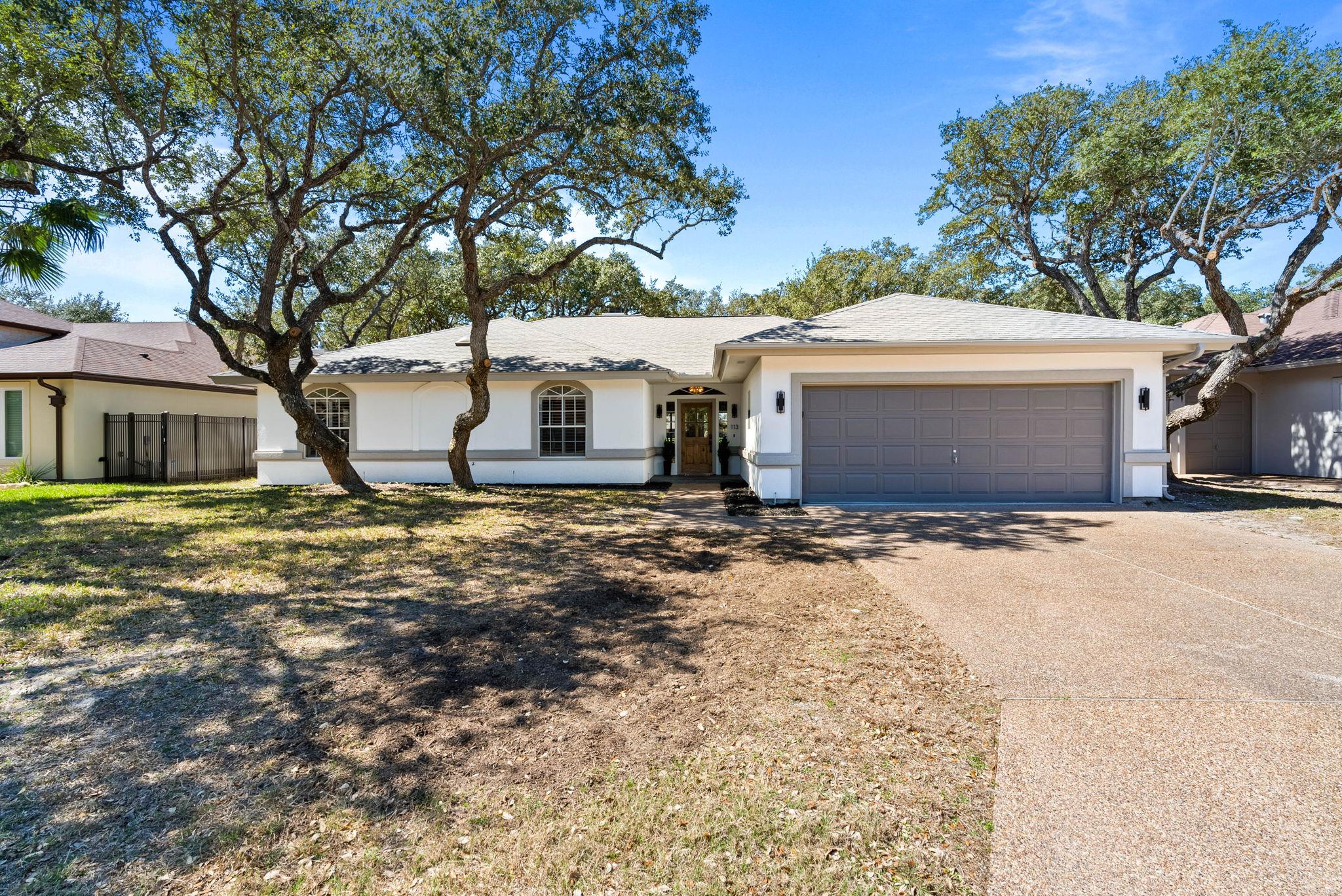 113 Royal Oaks Dr, Rockport, TX 78382