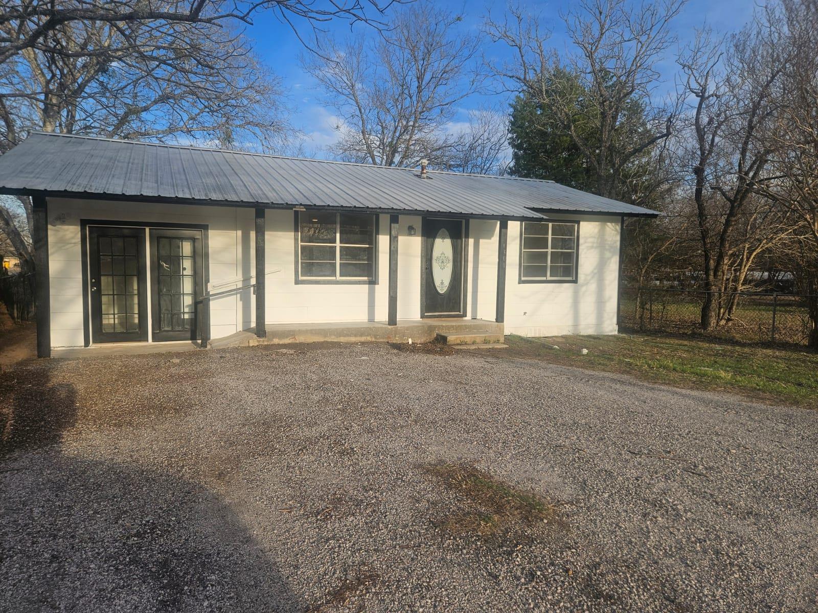 1300 Hondo St, Lockhart, TX 78644