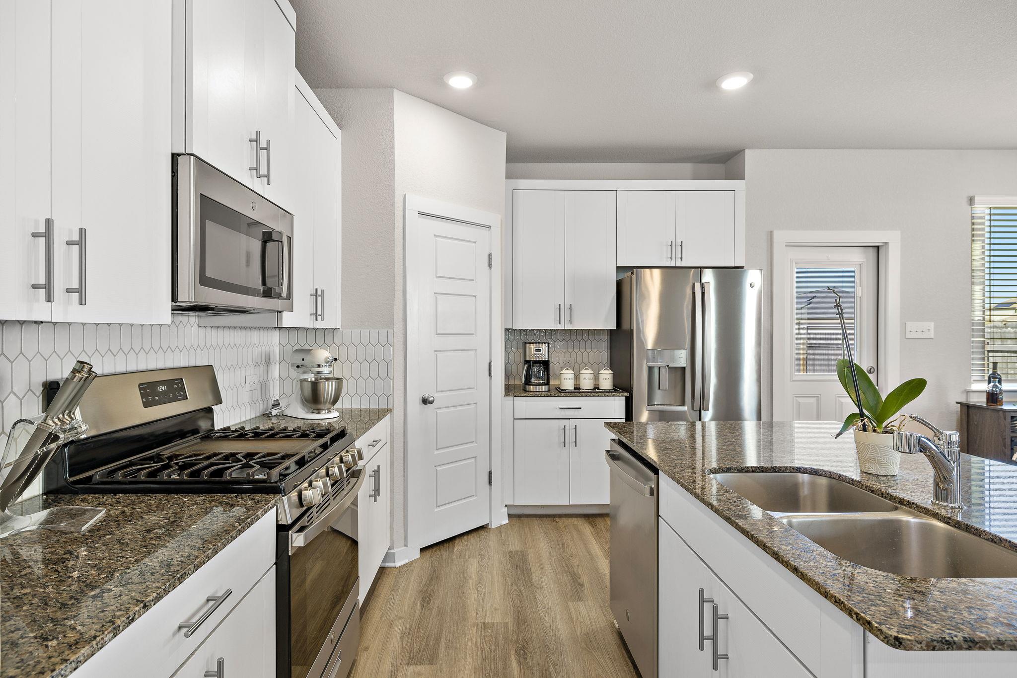 105 Hackberry Branch Dr, Hutto, TX 78634