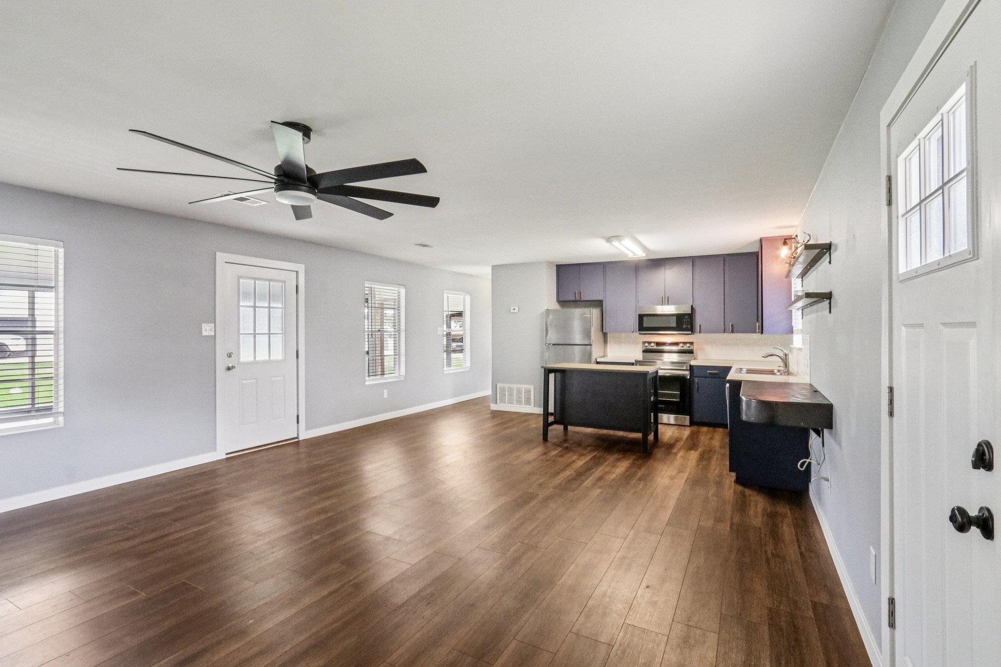 755 E Bellville St, Giddings, TX 78942