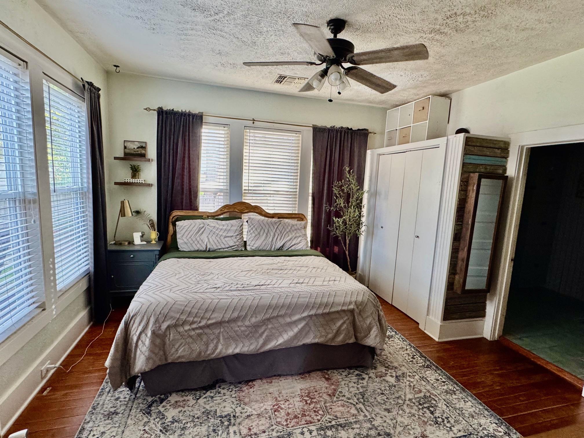 802 Hudgins St, Smithville, TX 78957