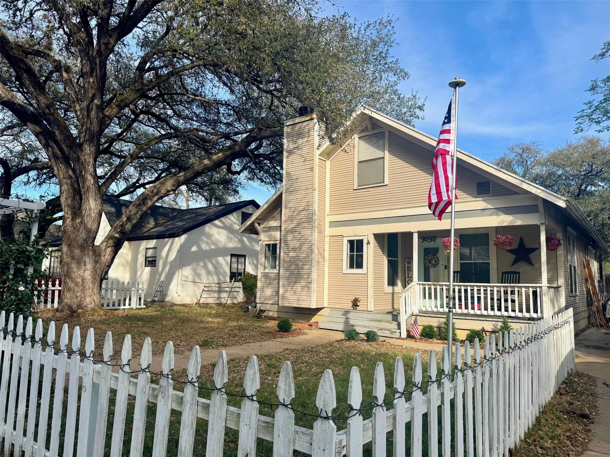 802 Hudgins St, Smithville, TX 78957