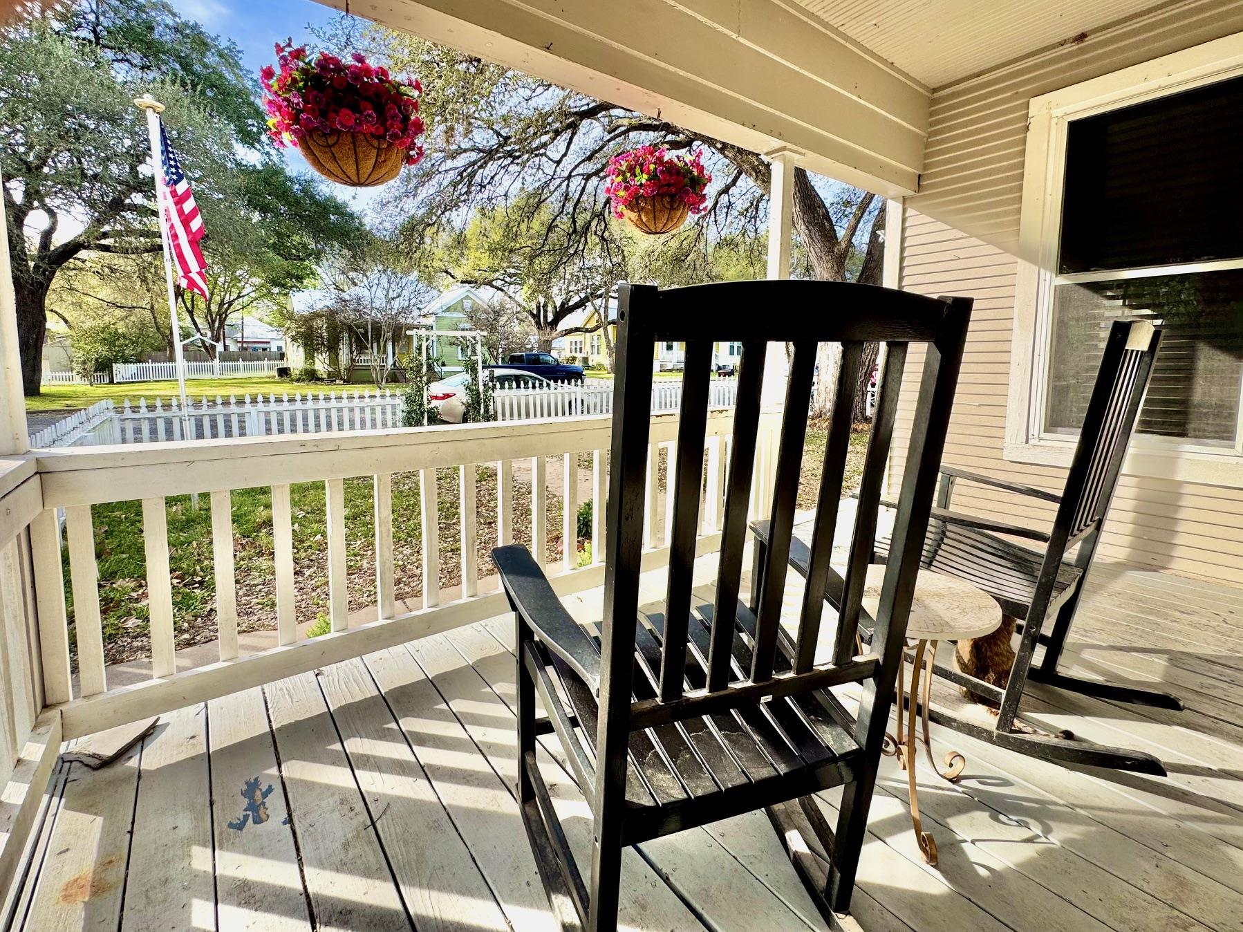 802 Hudgins St, Smithville, TX 78957