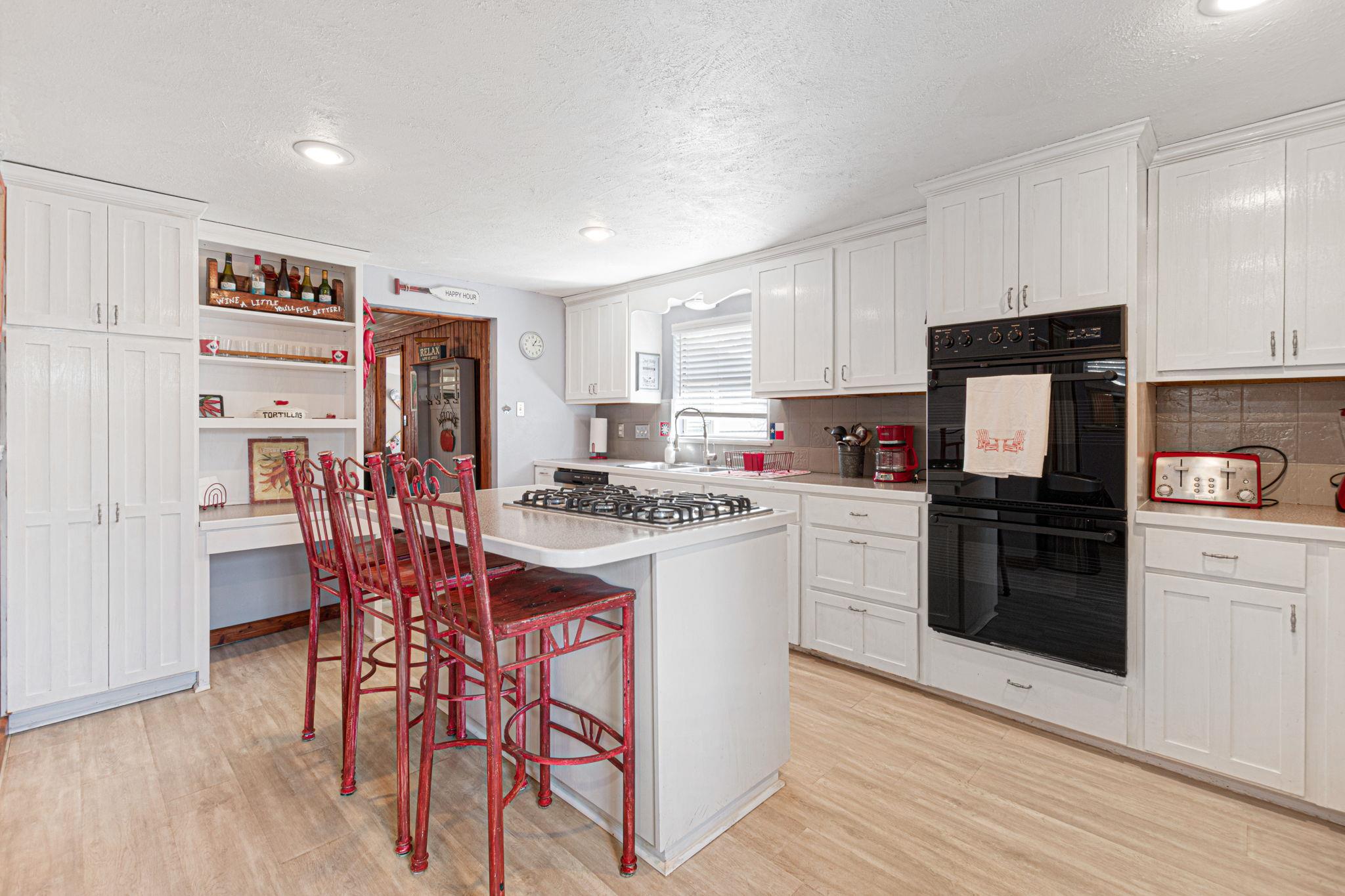 318 Clear Creek Dr, Burnet, TX 78611