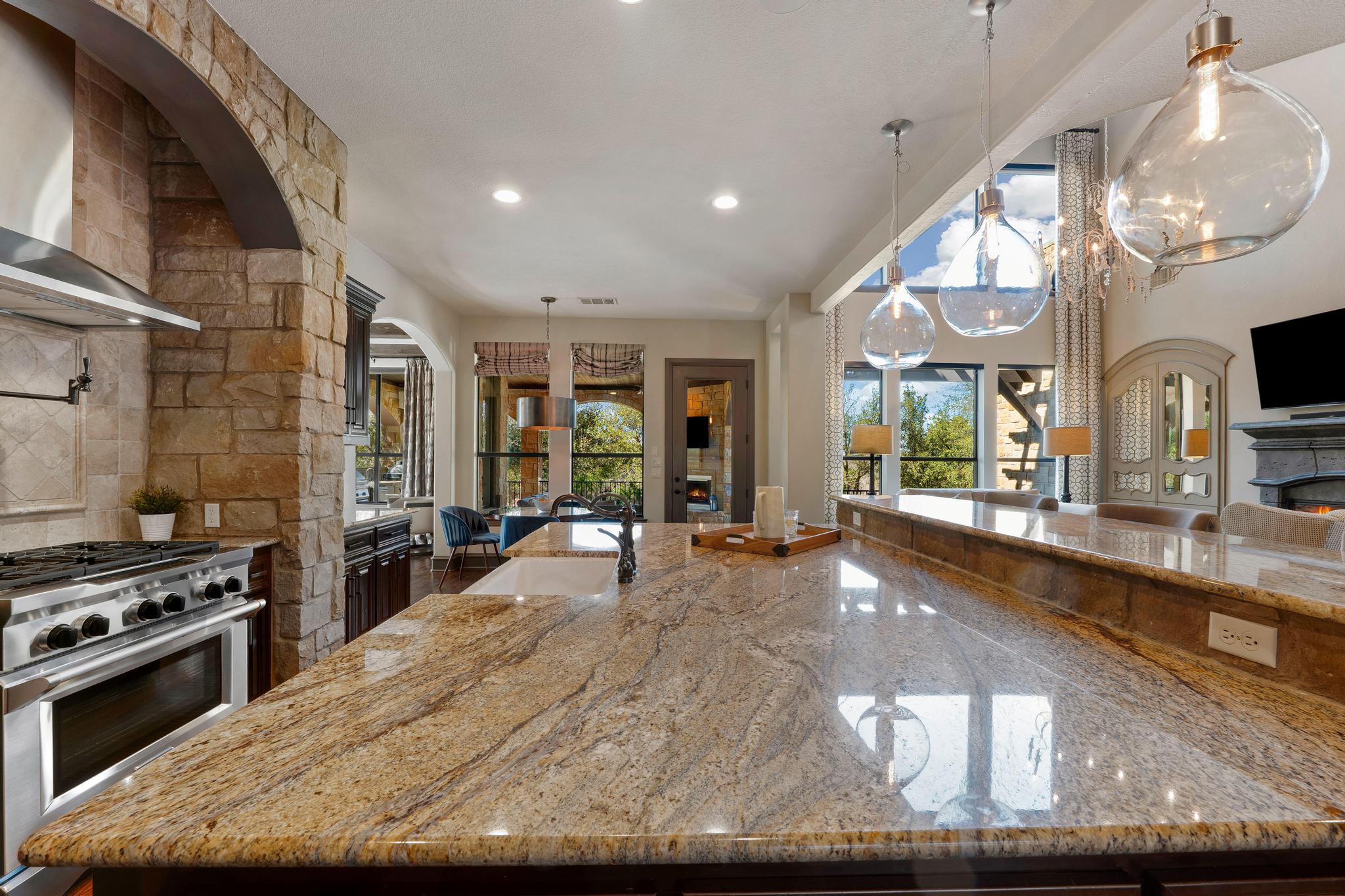 2104 University Club Dr, Austin, TX 78732