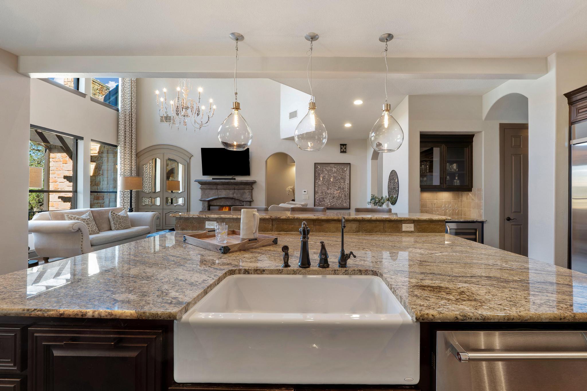 2104 University Club Dr, Austin, TX 78732