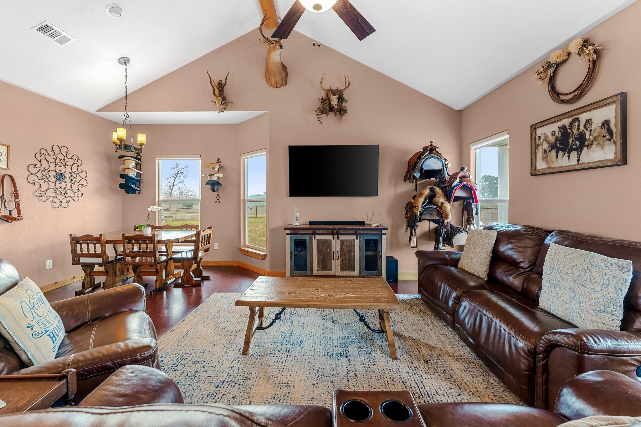 935 Highway 21 E, Paige, TX 78602