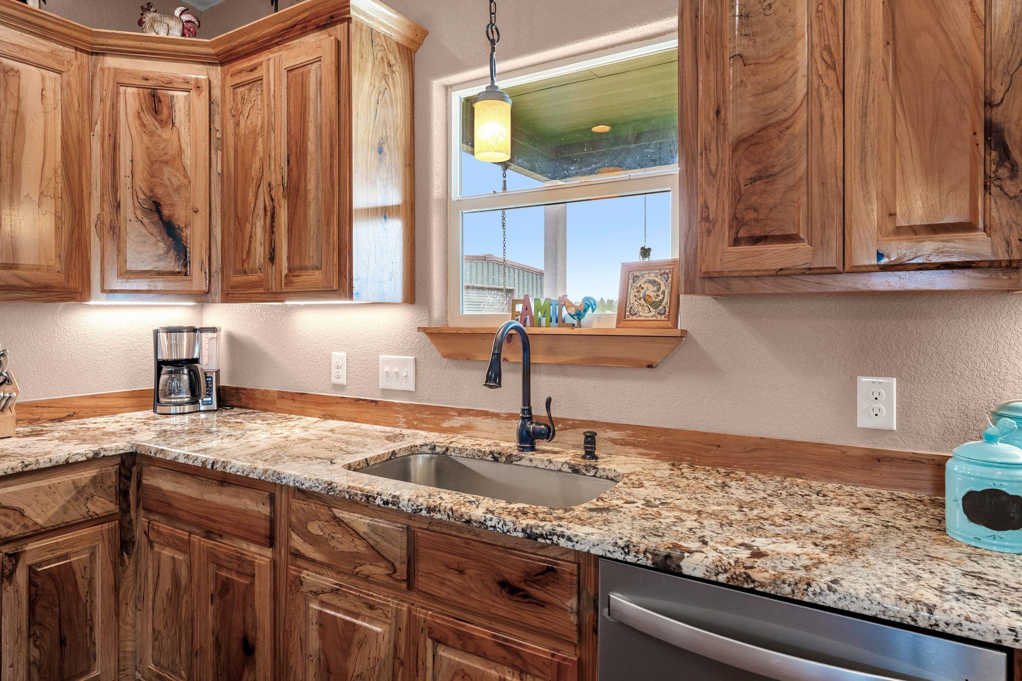 935 Highway 21 E, Paige, TX 78602