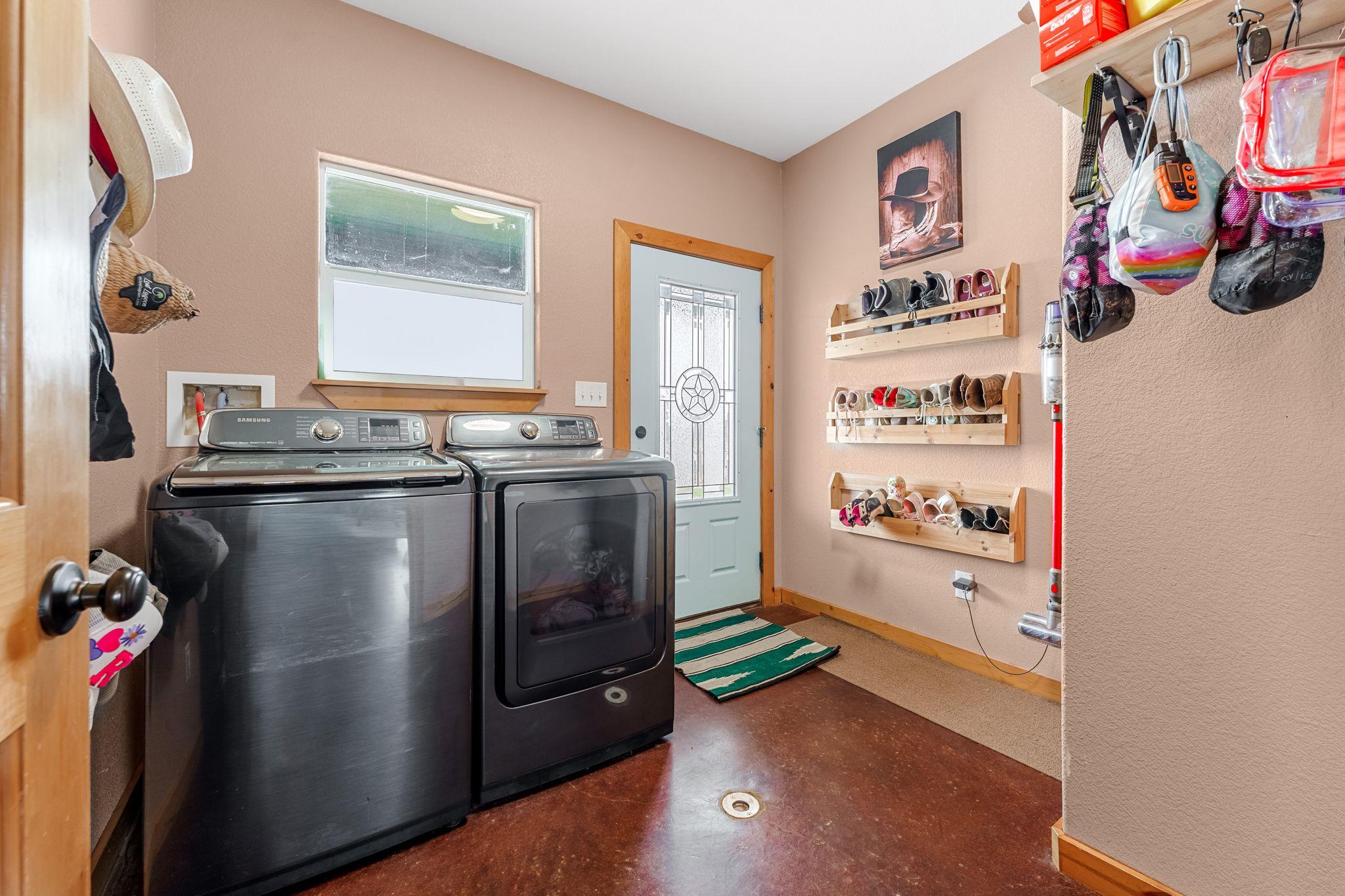 935 Highway 21 E, Paige, TX 78602