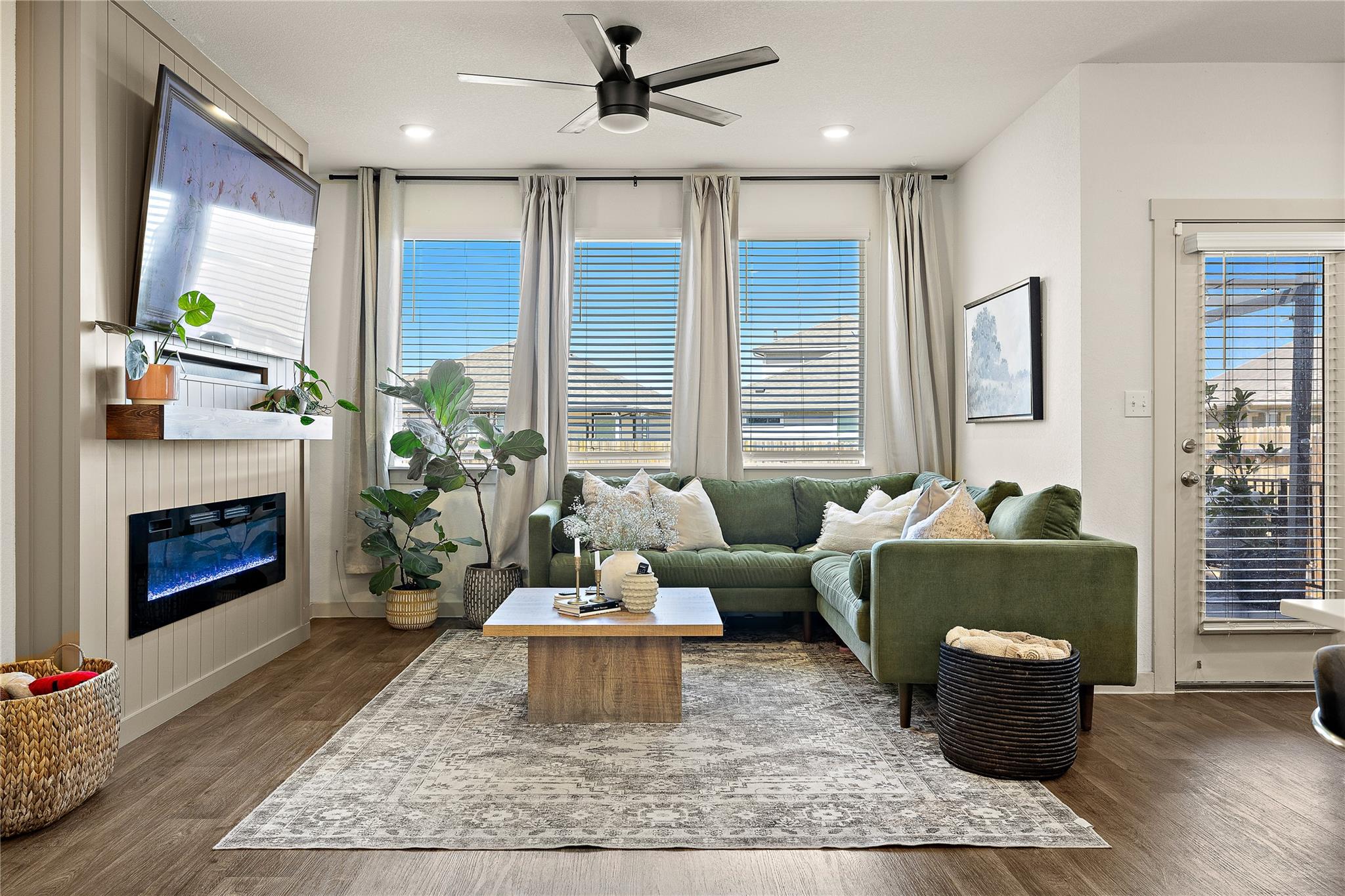 219 Greens Bayou Trl, Hutto, TX 78634