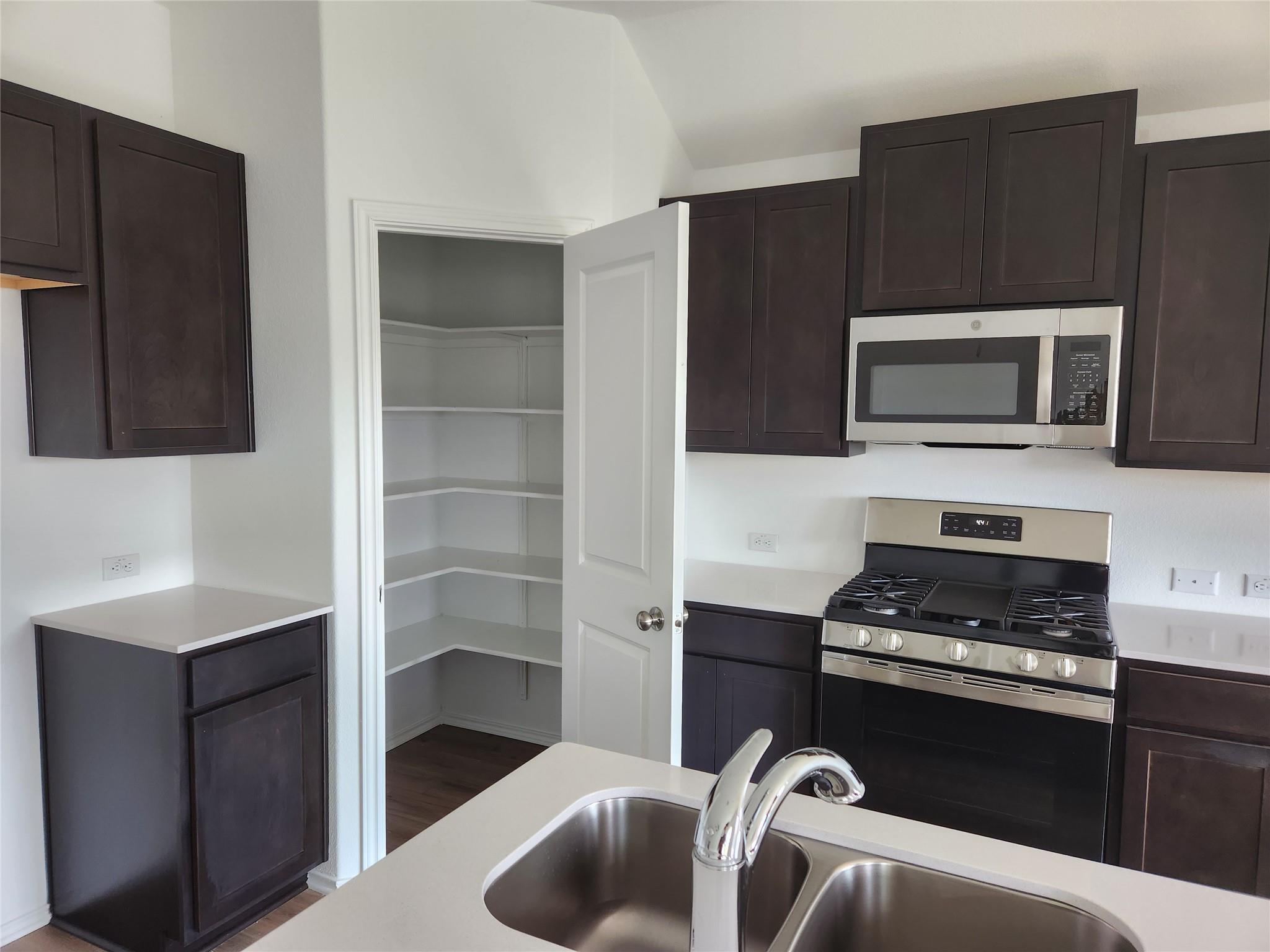 302 Sebring Cir, Hutto, TX 78634