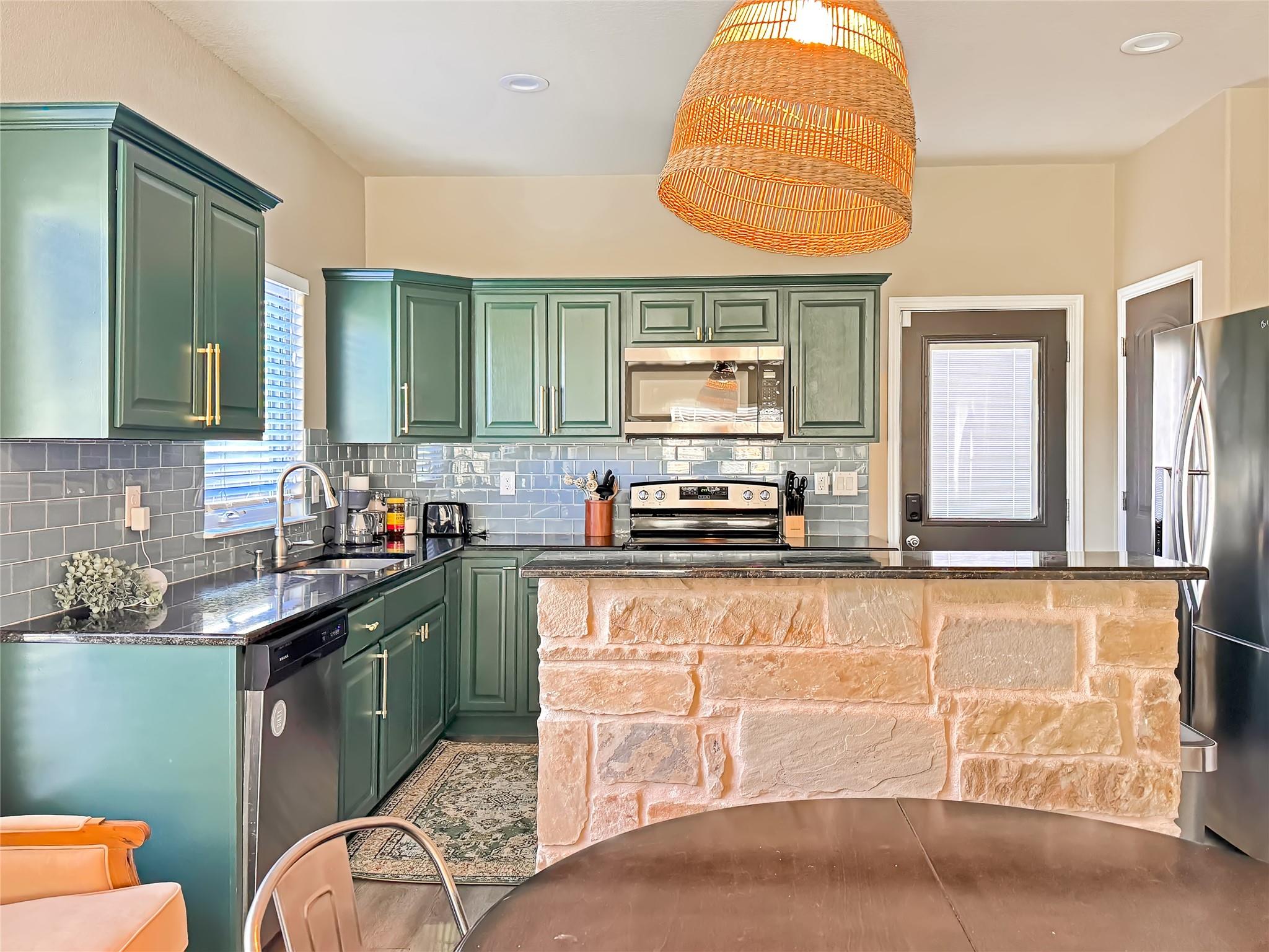 1009 EAGLE FLIGHT DR Dr, Canyon Lake, TX 78133