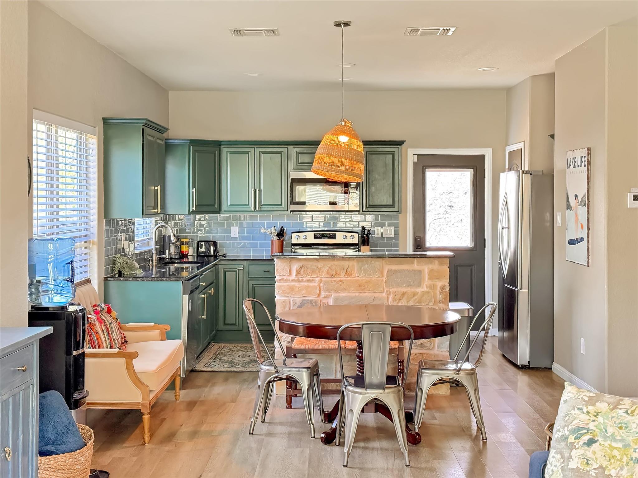 1009 EAGLE FLIGHT DR Dr, Canyon Lake, TX 78133