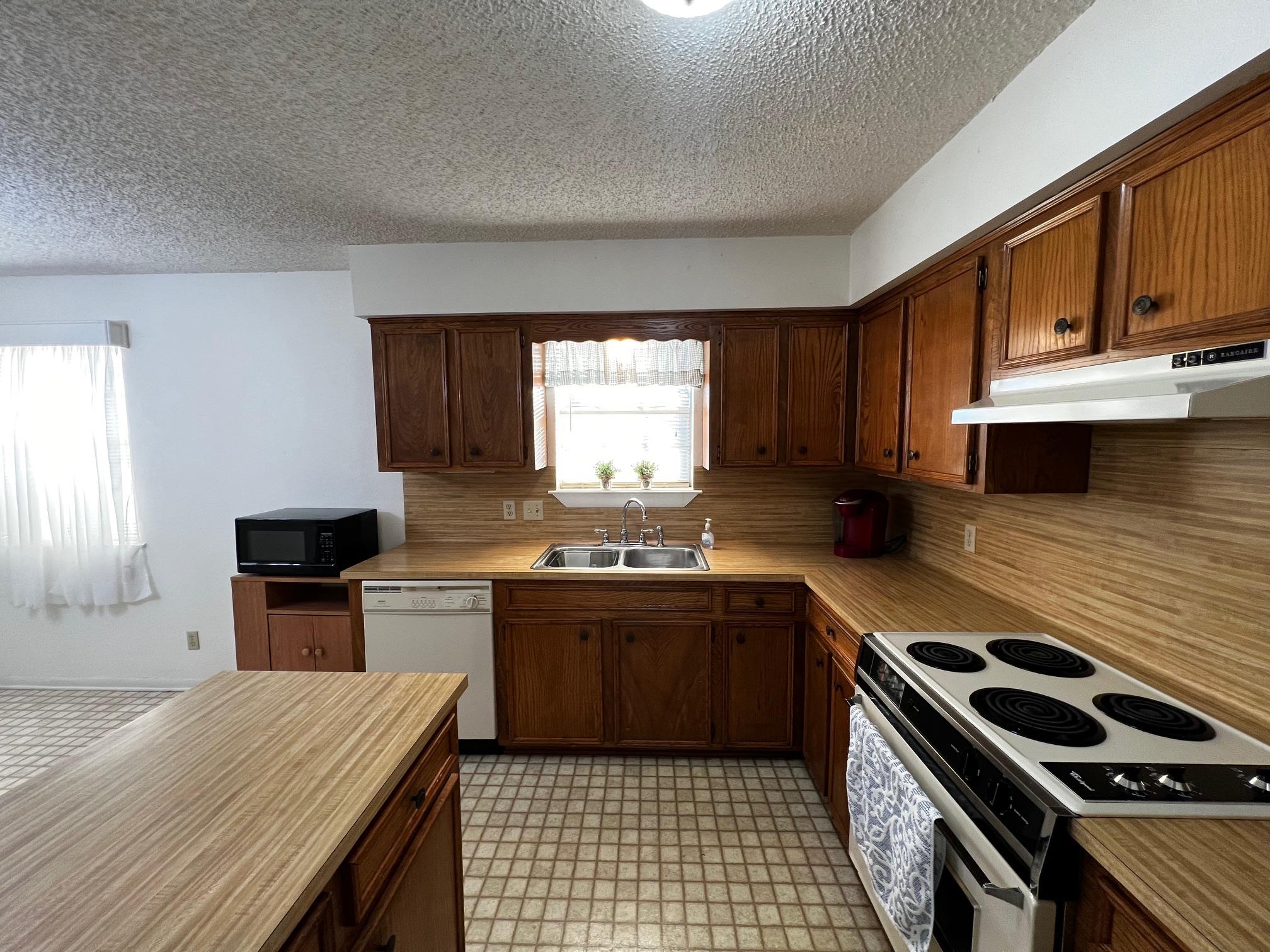 240 S Reed Cir, La Grange, TX 78945