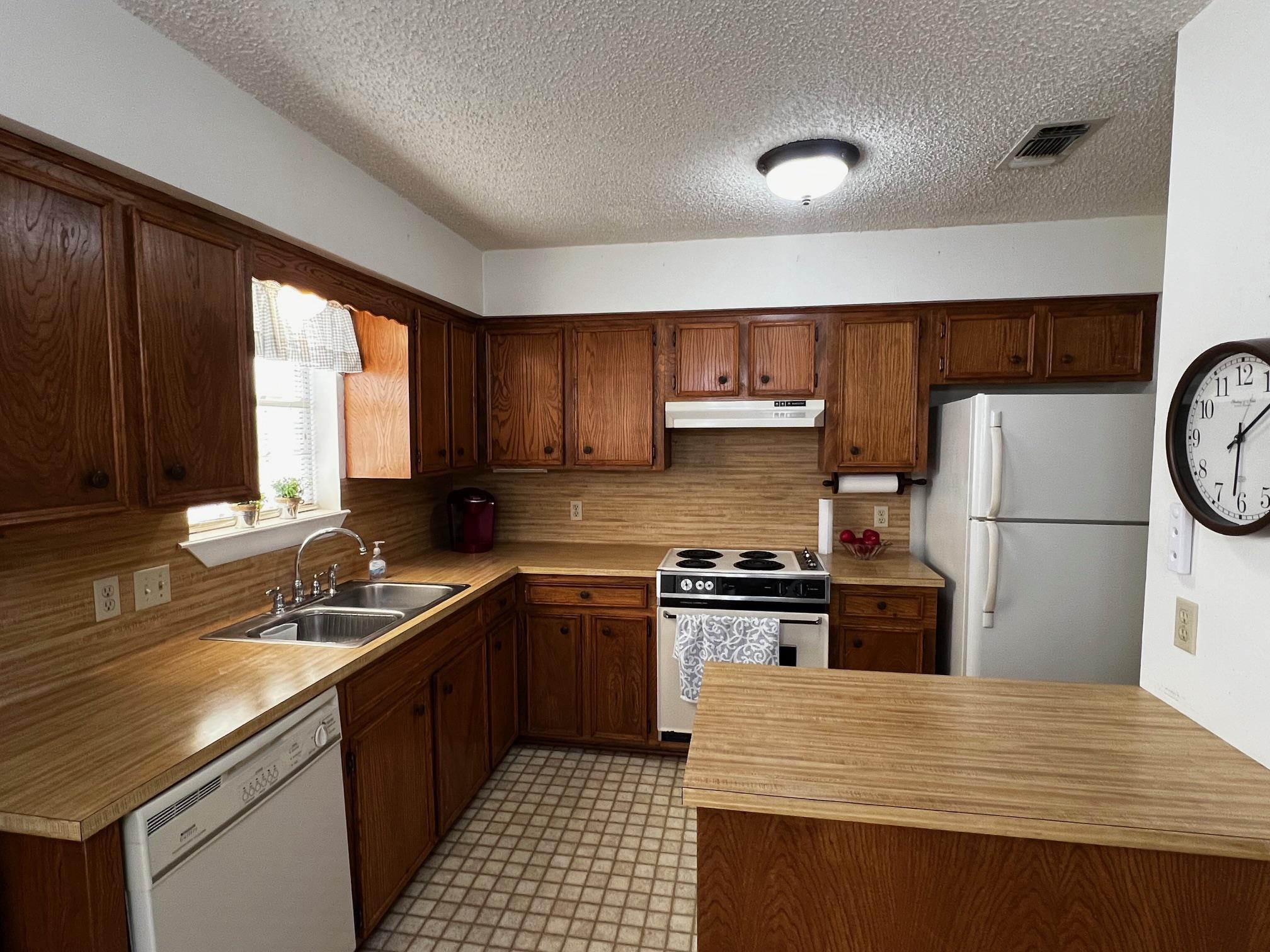 240 S Reed Cir, La Grange, TX 78945